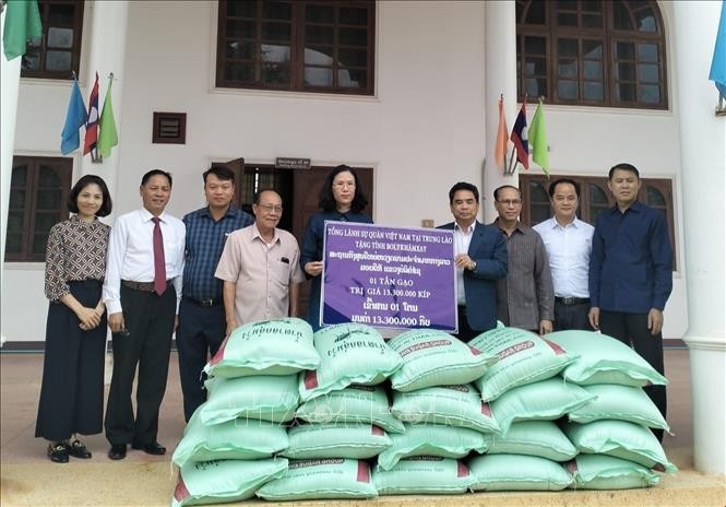 越南驻老挝沙湾拿吉总领事馆为老挝中部各省水灾受灾群众提供援助。（图片来源：越通社）