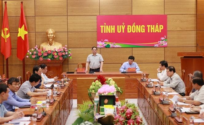 范明正总理与同塔省委常务委员会举行工作会议。