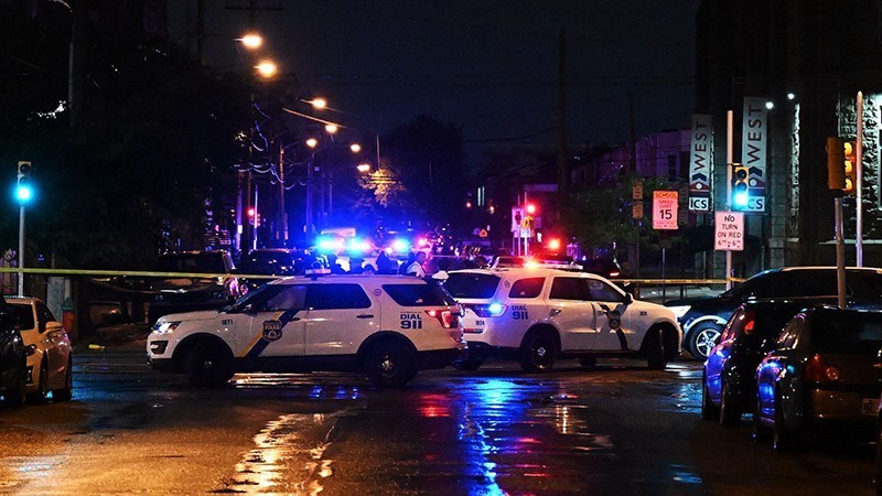 2023年7月3日，费城枪击现场的警车。 （图片来源：CNN）