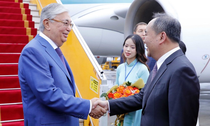 哈萨克斯坦总统抵达河内 开始对越南进行正式访问。（图片来源：越通社）