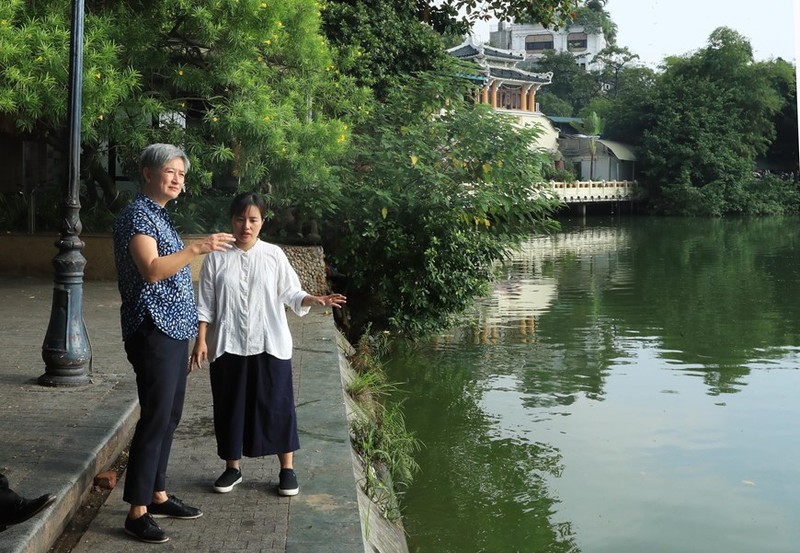 澳大利亚外交部长黄英贤在河内散步，观看还剑湖美景。