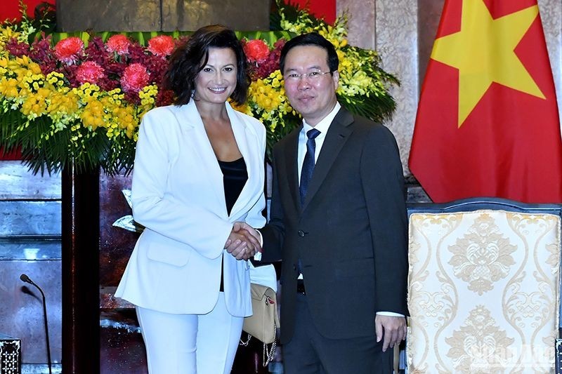 越南国家主席武文赏与比利时参议院议长斯蒂芬妮·德霍斯。