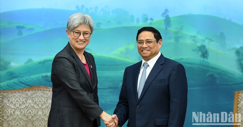 越南政府总理范明正会见澳大利亚外交部长黄英贤。（陈海 摄）