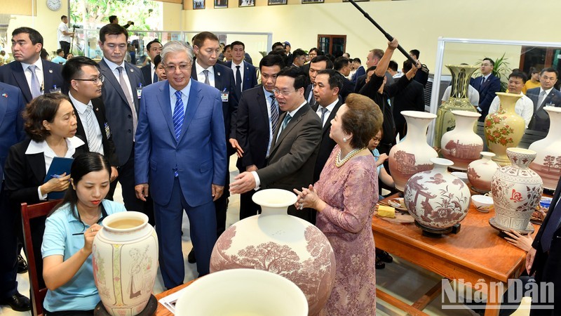 越南国家主席武文赏与哈萨克斯坦总统托卡耶夫参观朱豆陶瓷村。