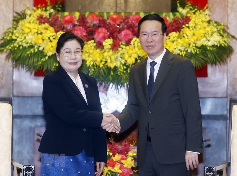 越南国家主席武文赏会见老挝最高人民法院院长万通•西潘敦。（图片来源：越通社）