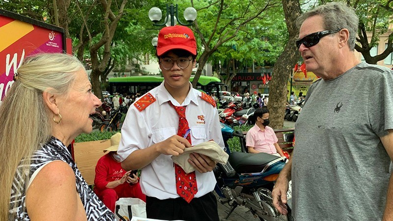 外国游客了解河内旅游信息。（青河 摄）