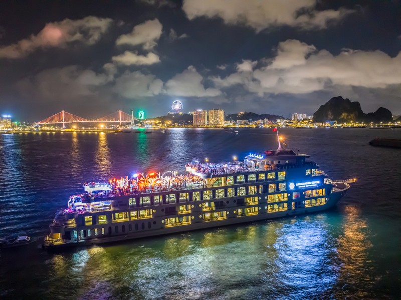 下龙湾上的夜间游船。（图片来源：广宁报）