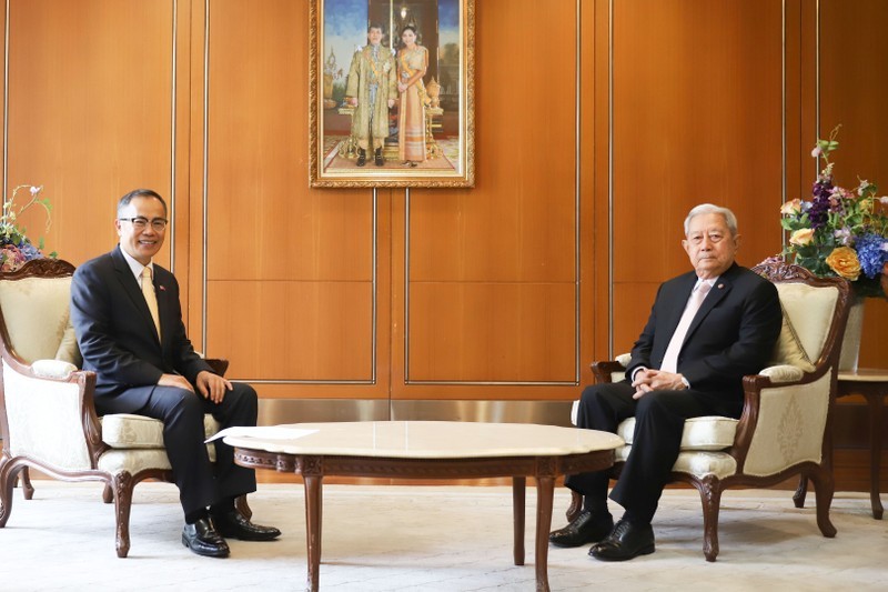 越南驻泰国大使潘志成与泰国枢密院主席素拉育·朱拉暖。