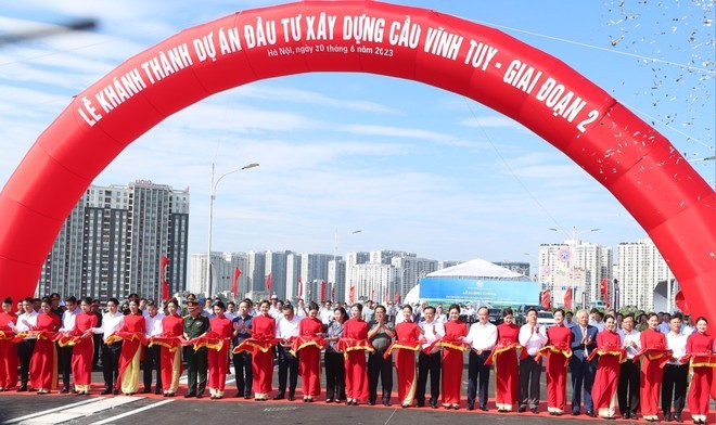 范明正总理出席河内市永绥桥二期工程竣工剪裁仪式。