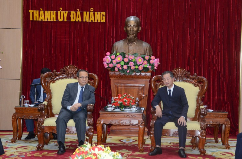 越南岘港市委书记阮文广与老挝驻岘港市总领事苏攀·哈道香。（图片来源：越通社）