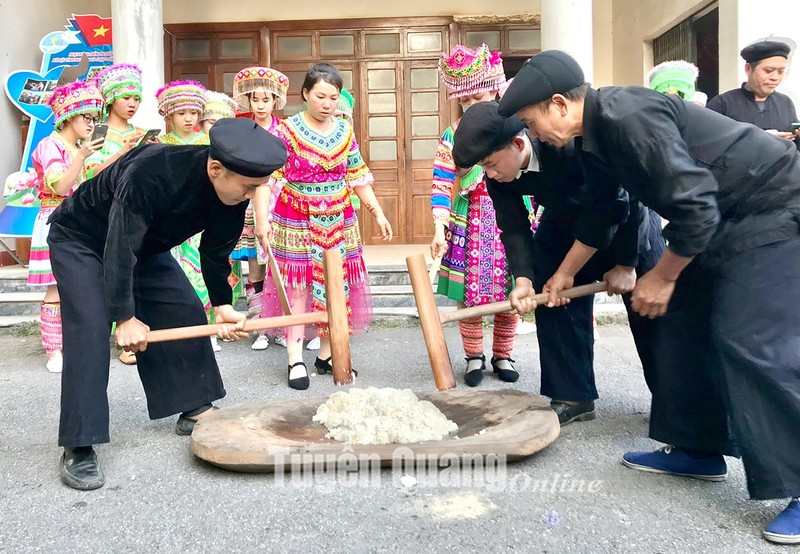 安山县赫蒙族人做糍粑的传统做法。（图片来源：宣光报）