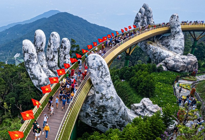 岘港市巴拿山上的金桥。（图片来源：广南报）