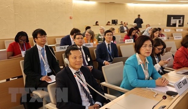 越南常驻世界贸易组织和瑞士其他国际组织代表黎氏雪梅大使与越南代表团出席会议。（图片来源：越通社）