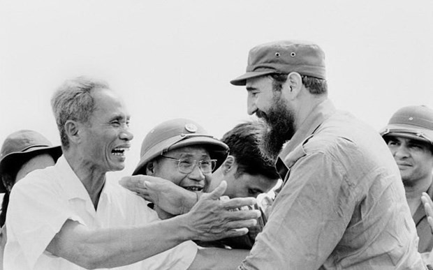 1973年9月15日，范文同总理欢迎菲德尔·卡斯特罗同志参观广治省越南南方解区。（图片来源：越通社）