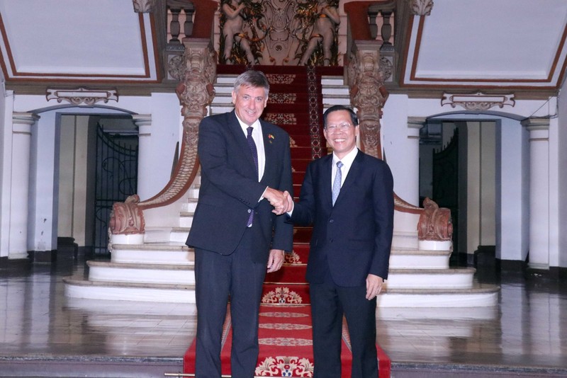 胡志明市人民委员会主席潘文买和比利时法兰德斯大区首席大臣让·让邦。（图片来源：越通社）