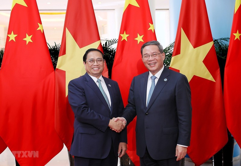 越南政府总理范明正与中国国务院总理李强。（图片来源：越通社）