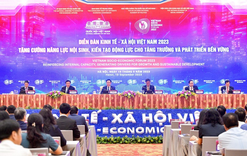 越共中央政治局委员、国会主席王廷惠出席论坛开幕式。