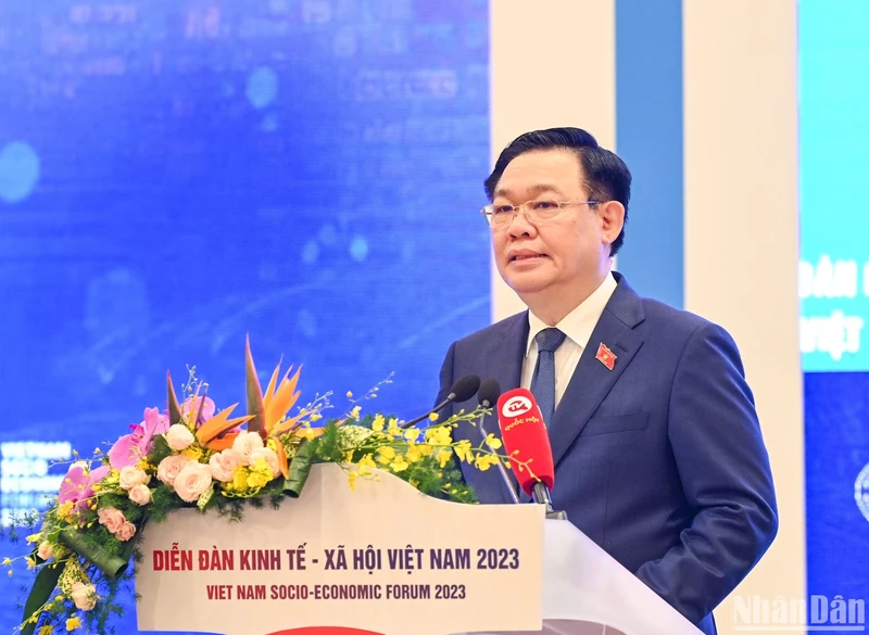 越南国会主席王廷惠在论坛上发表讲话。