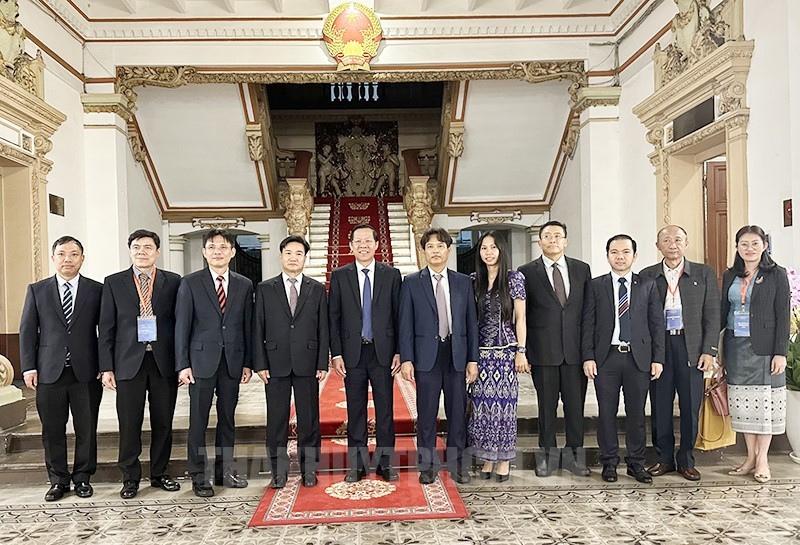 胡志明市人民委员会主席潘文买与老挝国家经济社会科学院和柬埔寨皇家科学院代表团合影。（图片来源：hcmcpv）