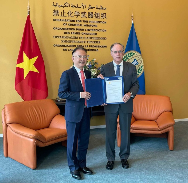 越南驻荷兰大使吴向南向禁止化学武器组织总干事费尔南多·阿里亚斯递交委任书。（图片来源：越通社）