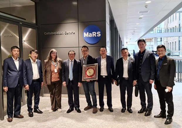 赖春门（左四）和越南代表团与MaRS创新中心代表合影。（图片来源：越通社）