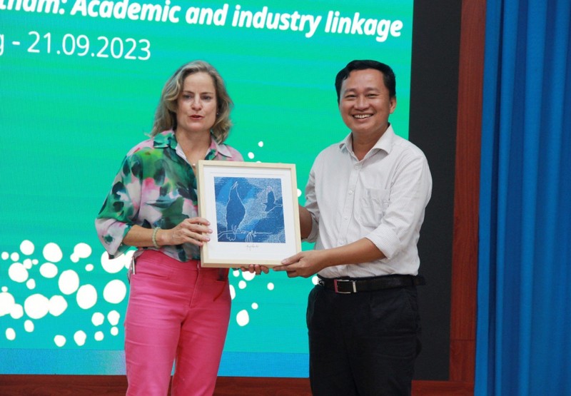 澳大利亚驻胡志明市副总领事丽贝卡·鲍尔向芽庄大学赠送纪念品。
