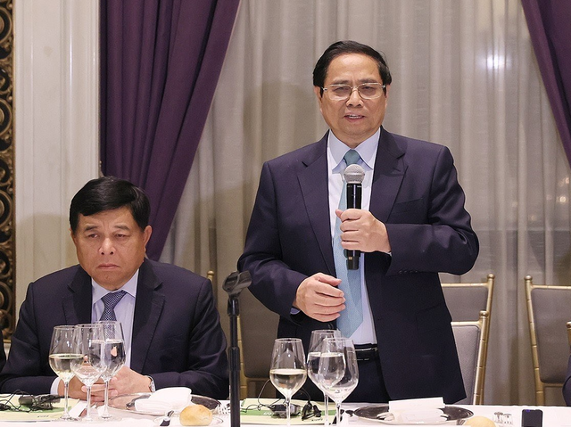 越南政府总理范明正在座谈会上发表讲话。（图片来源：VGP）