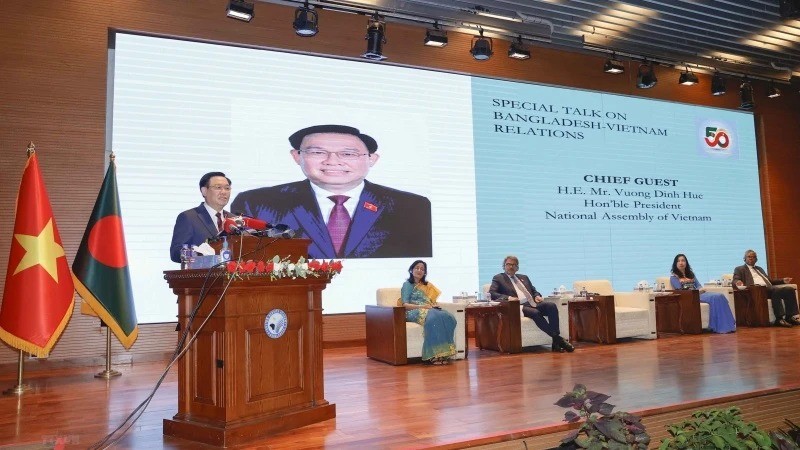 越南国会主席王廷惠博士在孟加拉国外交学院发表重要演讲。（图片来源：越通社）