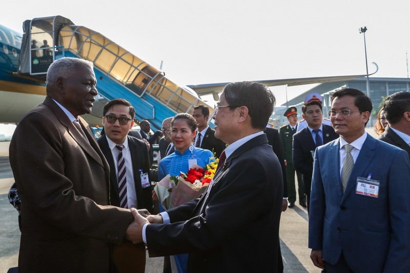 越南国会副主席阮德海等人在内排机场迎接古巴全国人民政权代表大会主席埃斯特万·拉索。（图片来源：越南之声）