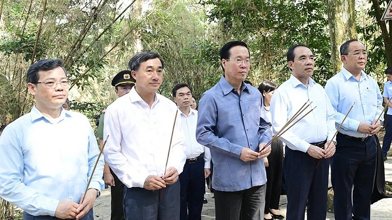 越南国家主席武文赏在新潮国家历史遗迹向胡志明主席进香。（图片来源：宣光报）