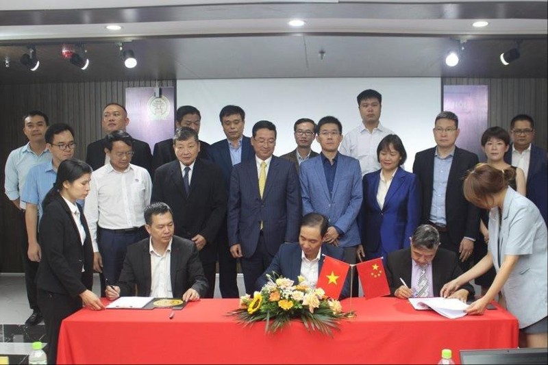 河内配套产业企业协会与N&G集团股份公司和中国上海市企业代表团签署了合作协议。（图片来源：新河内报）