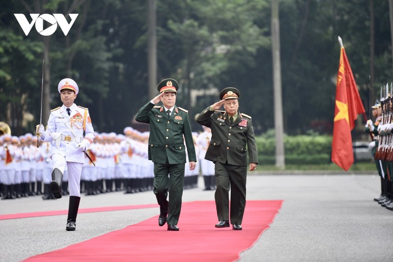 梁强大将主持仪式，欢迎通莱·西力冯上将到访。（图片来源：越南之声）