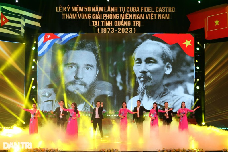 古巴领袖菲德尔·卡斯特罗访问越南南方解放区50周年庆典的文艺节目。（民智报）