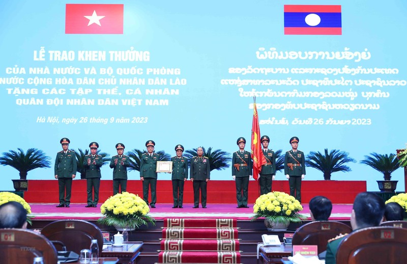 老挝人民军总政治部主任通莱•西力冯上将向越南人民军总参谋部授予老挝国家二等劳动勋章。（图片来源：越通社）