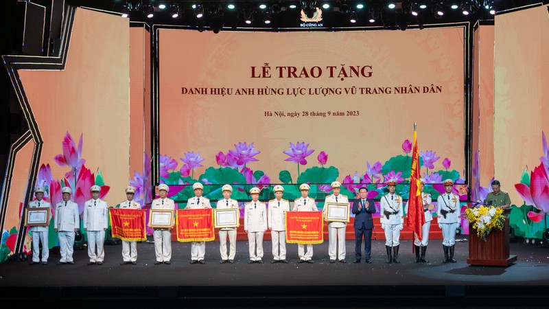 国会主席王廷惠向公安部门各机关和个人给予表彰和授予人民武装力量英雄称号。（图片来源：国会官网）