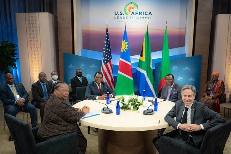 美国国务卿安东尼·布林肯在华盛顿特区举行的美非峰会上会见了纳米比亚总统哈格·根哥布、赞比亚总统哈坎德·希奇莱马和南非国务卿纳莱迪·潘多尔。（图片来源：state.gov）
