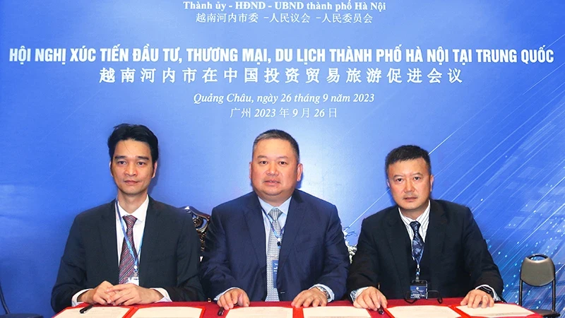 Vinamilk代表（左）与中国两家乳制品和农产品进口和分销的企业签署合作备忘录。