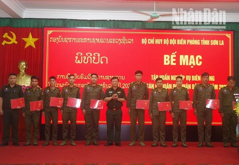 山罗省边防部队副指挥长盘文橙大校向老挝学员颁发结业证书。