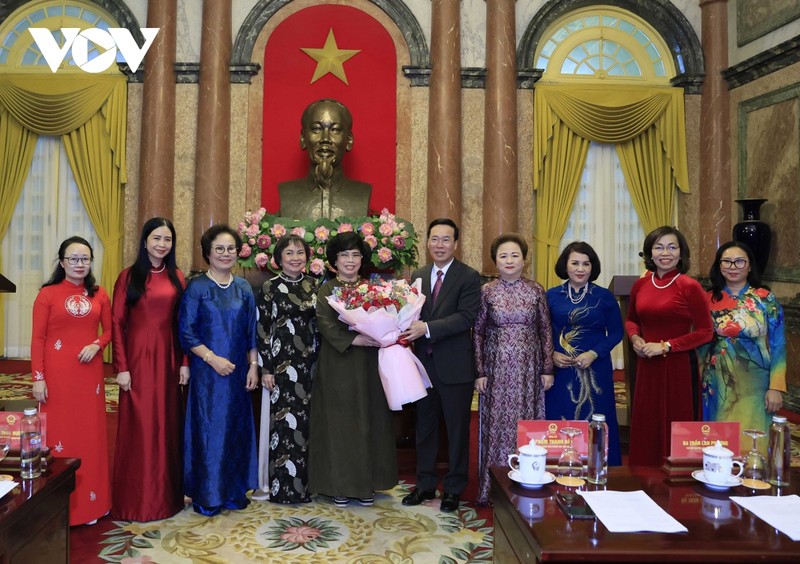 国家主席武文赏和越南女企业家协会代表。（图片来源：越南之声）