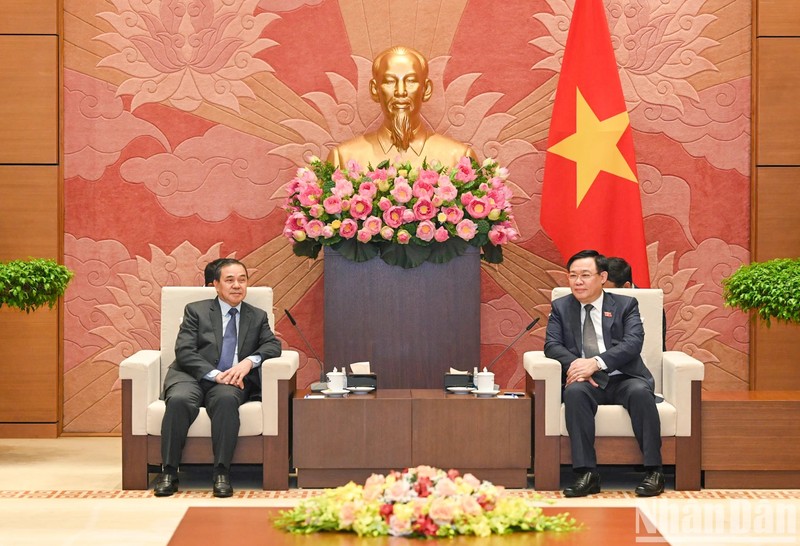 越南国会主席王廷惠会见老挝驻越南大使森菲特•洪邦光。