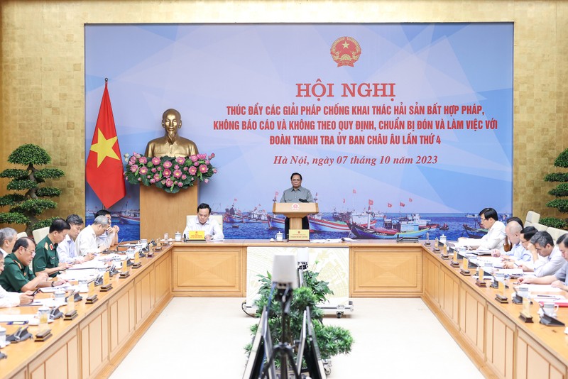 越南政府总理范明正主持召开推进实施打击非法、未报告和无管制（IUU）捕捞措施视频会议。（图片来源：VGP）