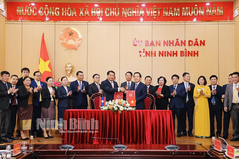 越南宁平省与老挝首都万象签署合作备忘录。（图片来源：宁平报网）