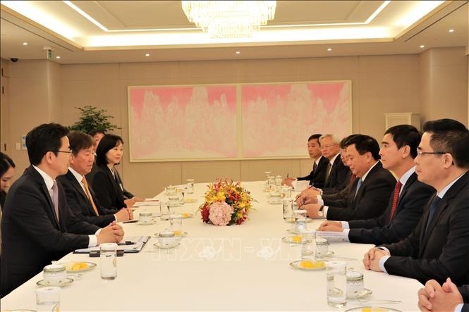 阮春胜先生一行会见韩国总统室秘书室长金大棋。（图片来源：越通社）