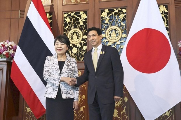 泰国外长帕恩普雷与日本外务大臣上川阳子亲切握手。