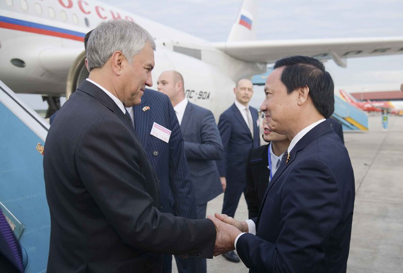 越南国会副主席阮克定迎接维亚切斯拉夫·沃洛金到访。