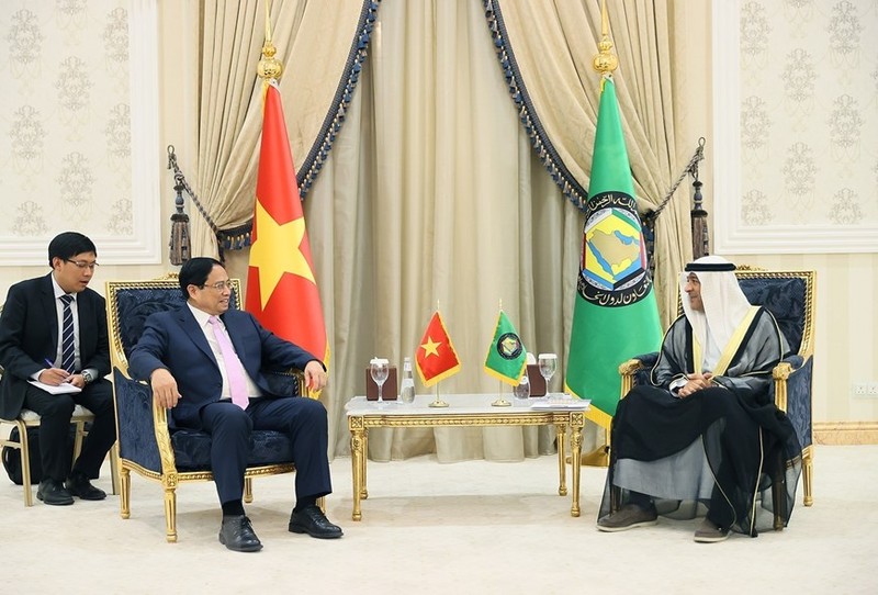 越南政府总理范明正与GCC秘书长贾西姆·穆罕默德·布达维。（图片来源：越通社）