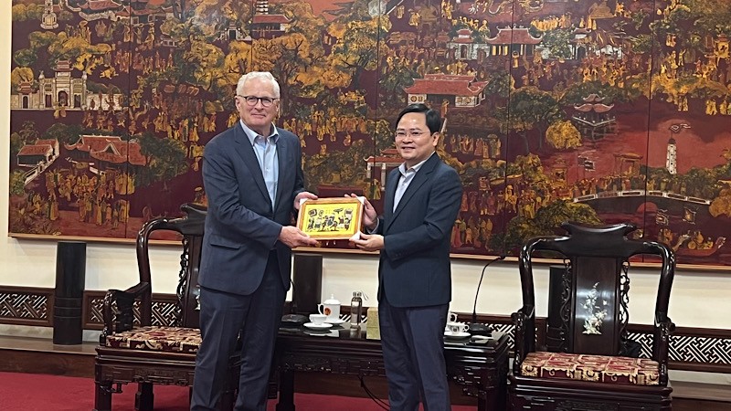 越南北宁省委书记阮英俊向美国半导体行业协会主席约翰·诺伊弗赠送东胡画。