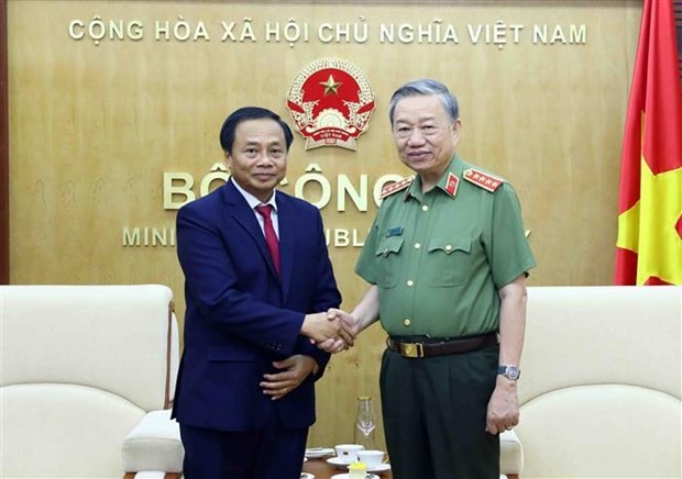 公安部部长苏林和老挝公安部驻越南代表处首席代表帕万·西提·正。（图片来源：越通社