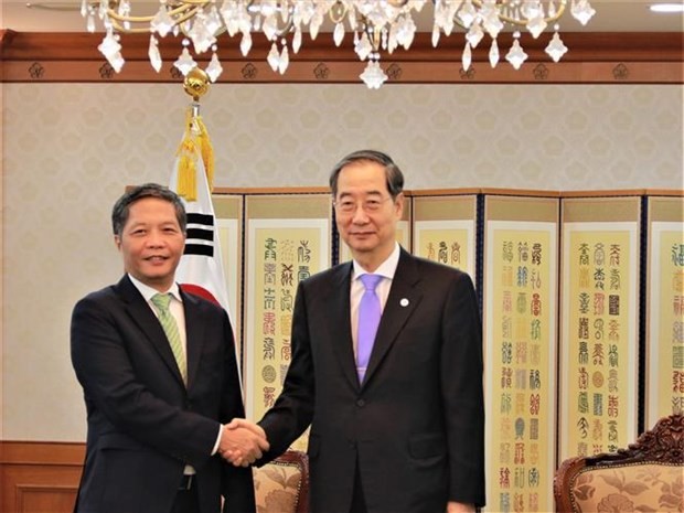 越共中央政治局委员、中央经济部部长陈俊英与韩国总理韩德洙举行会晤。