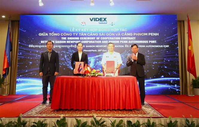 西贡新港总公司与金边自治港（PPAP）举行了合作备忘录的签字仪式。